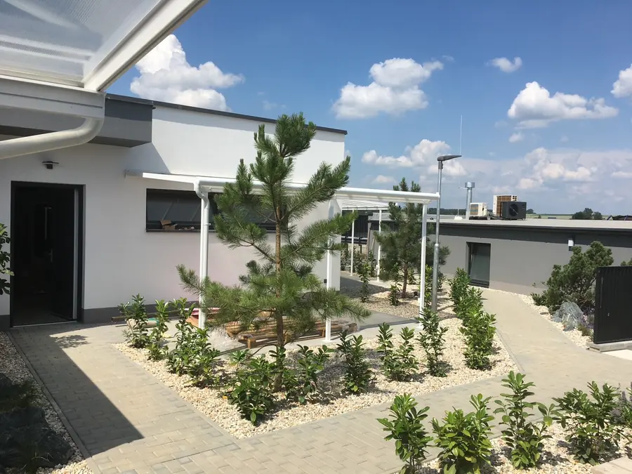 Dokončený apartmánový areál s venkovními úpravami
