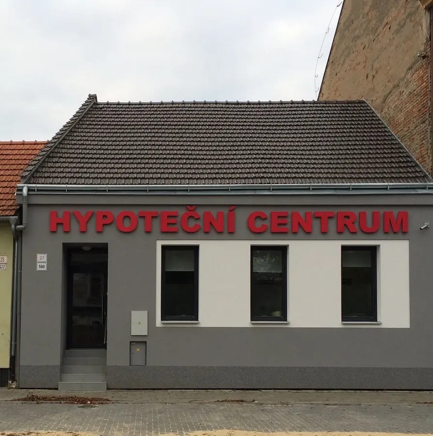 Upravená fasáda kancelářského objektu v Břeclavi