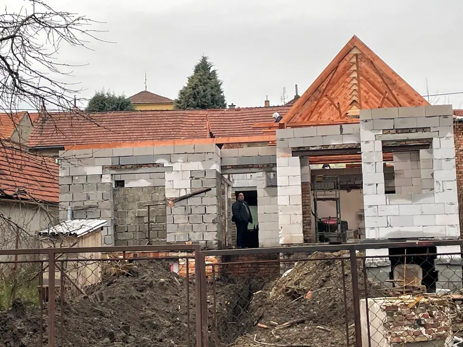 Nové zdivo během přestavby domu