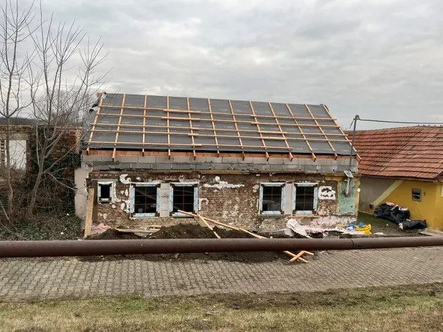 Dům v Kosticích během rekonstrukce střechy a fasády